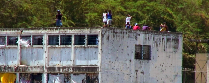 Prisoners-on-roof-El-Rodeo-Jail